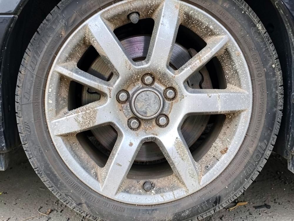 Verschmutzte Alufelge mit Bremsstaub vor der Reinigung