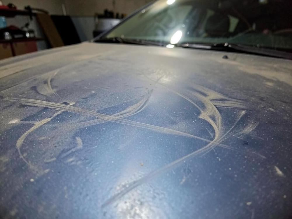 Verkratzte matte Motorhaube vor der Lackaufbereitung